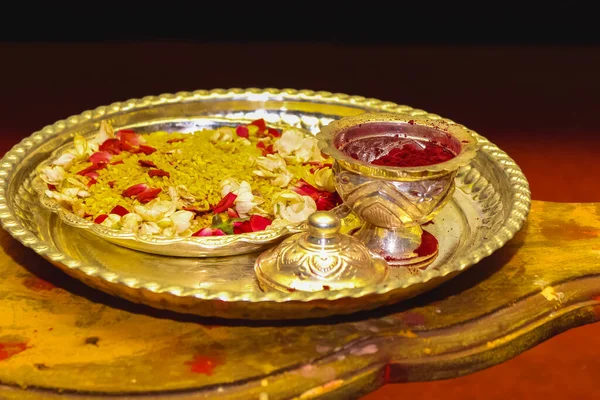 スパイスと伝統的な銀板の閉鎖とインドで南インドのヒンズー教徒の結婚式をご飯 — ストック写真