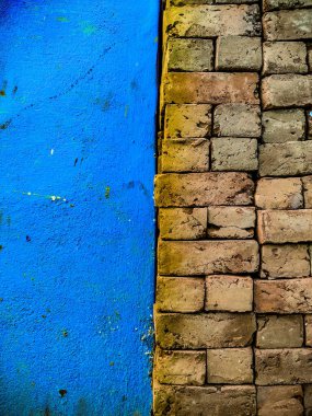 Metni kopyalamak için Mavi Duvar alanı olan eski grunge renk duvar arkaplanı.