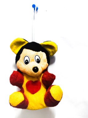 Chennai, Hindistan 11 Mart 2020: Beyaz arka planda izole edilmiş duvarda asılı Mickey mouse oyuncağı.