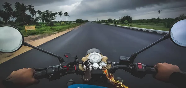 Viajante Jovem Montando Uma Motocicleta Estrada Com Belas Paisagens Nubladas — Fotografia de Stock