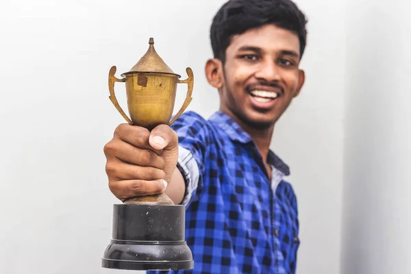 Felicidade Conceito Realização Homem Segurando Troféu Vencedor Sua Mão Isolado — Fotografia de Stock