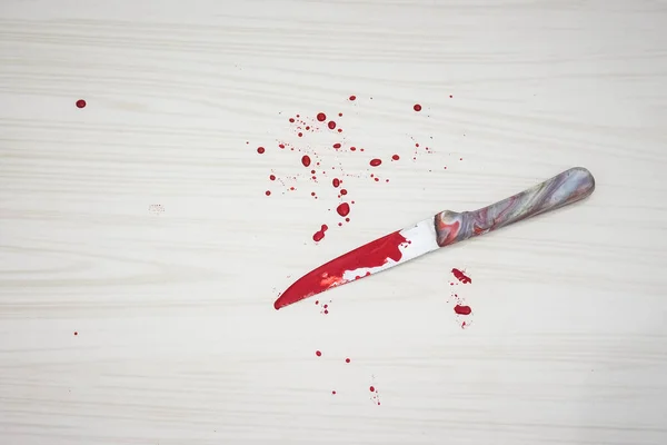 床に血のナイフが ナイフは現場で発見されました 法医学はナイフから血液サンプルを採取します ブラッディナイフはセラミックタイルの背景にあります 殺人の概念 — ストック写真