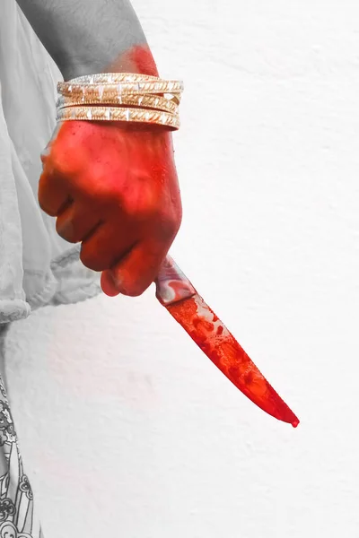 女は彼女の自己防衛のために血なまぐさいナイフで連続強姦魔を殺しました — ストック写真