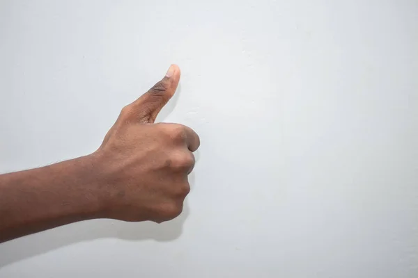 Thumbs Sign Mão Masculina Mostrando Polegares Para Cima Sinal Isolado — Fotografia de Stock