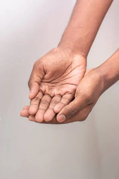 Dilenci Işaretleri Adamı Bir Avuç Tutar Elleri Birleştirir Avuç Içleri — Stok fotoğraf