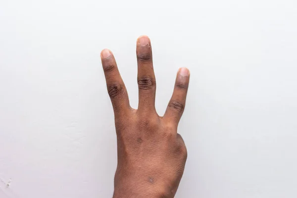 Рука Мальчика Показывает Символ Жеста Номер Три Выделенный Белом Фоне — стоковое фото