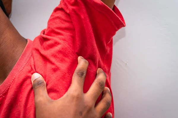 Itching of skin diseases - Man Uses his hand to scratch the armpit for itch skin. Not something to do in outside public places. — Stock Image Itching Skin Diseases Man Uses His Hand Scratch Armpit Itch Stock Picture