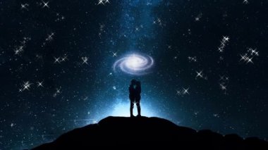 Gece dağında duran siluet çift yıldızlı bir gökyüzü ve Derin Uzay 3 boyutlu arka planda dönen bir galaksi. Sevgililer Günü animasyonunda yıldızlar, nebula ve galaksiyle dolu derin uzay.