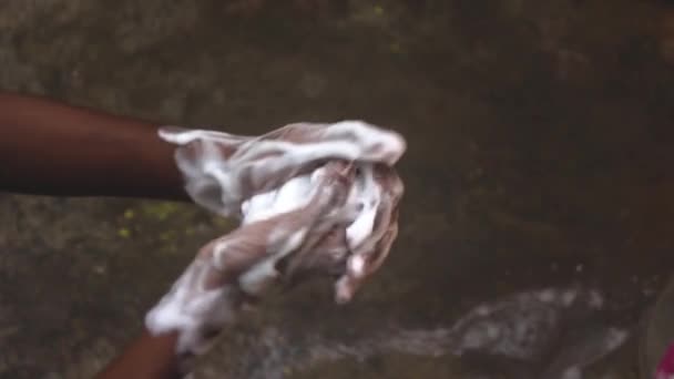 手を洗うスローモーション男は自宅の庭で手を洗う コロナウイルスのパンデミック予防は 石鹸暖かい水と 爪をこすり手を洗う 清掃の手 — ストック動画