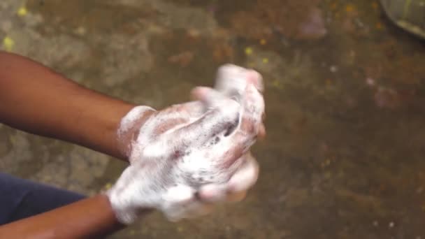 Wassen Handen Slow Motion Man Wassen Zijn Handen Tuin Thuis — Stockvideo