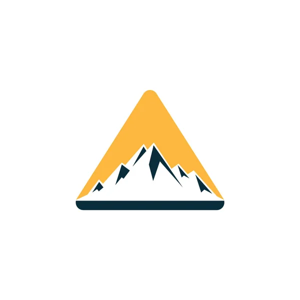 Dağ Logosu Tasarımı Kar Elementli Üçgen Dağ Çizimleri — Stok Vektör