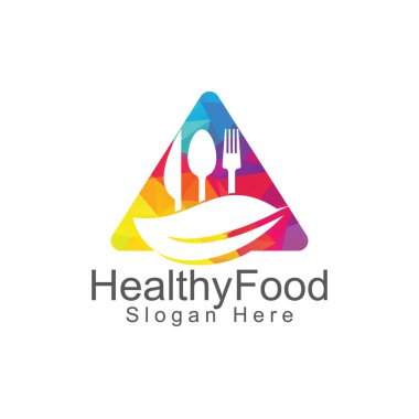 Sağlıklı yemek üçgeni logosu şablonu. Kaşık, çatal, bıçak ve yaprak sembollü organik gıda logosu..