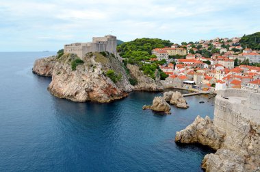 Güneşli bir günde Dubrovnik 'teki (Hırvatistan) Fort Lovrijenac' ın panoramik manzarası 