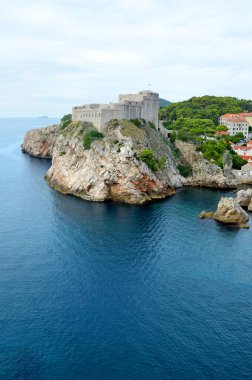 Güneşli bir günde Dubrovnik 'teki (Hırvatistan) Fort Lovrijenac' ın panoramik manzarası 