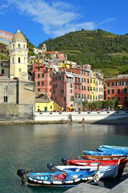 Vernazza, Cinque Terre 'de güneşli bir gün (İtalya)