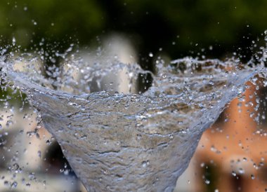 Çeşmeden akan su. Kaunas Litvanya