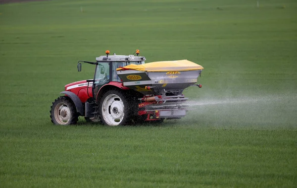 Der Traktor Düngt Die Felder Der Bauern Litauens — Stockfoto