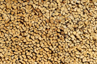 Yakacak odun yığını. Çiftlikteki eski bir çiftlik evinde kış için yakacak odun hazırlıyorum..