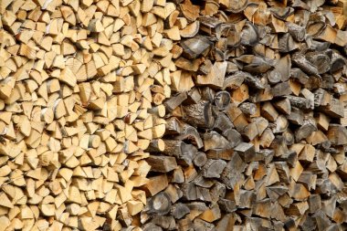 Yakacak odun yığını. Çiftlikteki eski bir çiftlik evinde kış için yakacak odun hazırlıyorum..