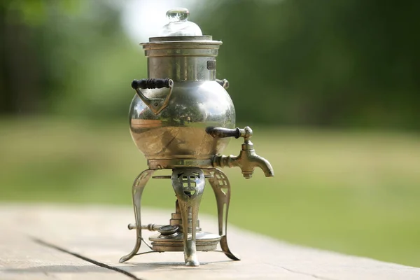 Samovar Russo Antigo Uma Mesa Madeira — Fotografia de Stock