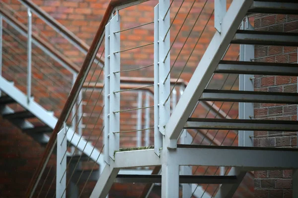 雨后住宅阁楼类型的金属楼梯 立陶宛 — 图库照片