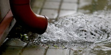 Kaldırımdaki yeşil drenaj oluğundan yağmur yağıyor, seçici odak, Nida, Litvanya