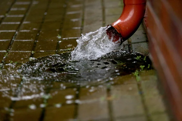 Acqua Piovana Sta Sgorgando Dalla Grondaia Verde Sul Marciapiede Messa — Foto Stock