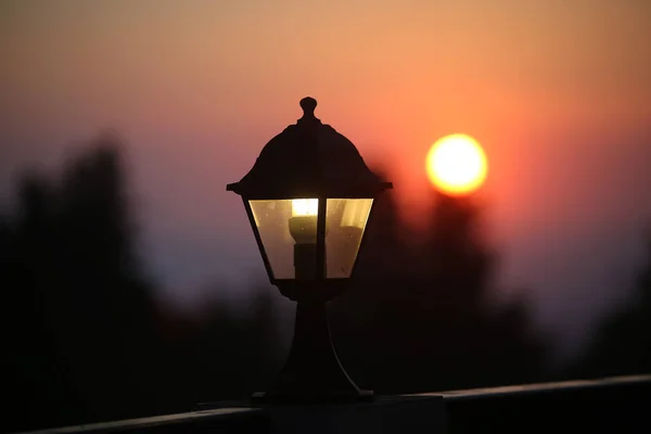 日没時に通りに古代の街灯 ギリシャ コス島 — ストック写真