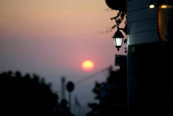 日没時に通りに古代の街灯 ギリシャ コス島 — ストック写真