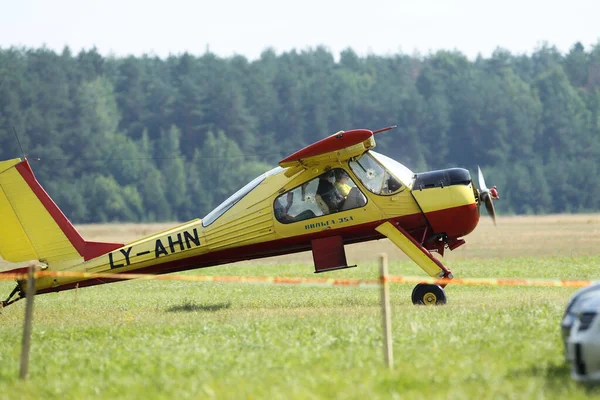 Літак Wilga 35A Аеропорту Почуну Литва — стокове фото
