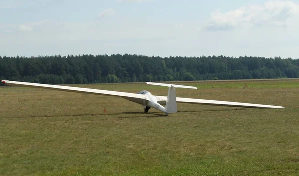 リトアニアのポチヌー空港の芝生空港滑走路に立つ滑空機 — ストック写真
