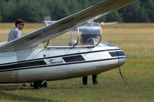 Pociunu Havaalanı Litvanya Çimen Havaalanı Pistinde Duran Planör Uçağı — Stok fotoğraf