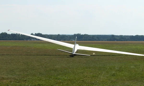 Aereo Aliante Piedi Sulla Pista Dell Aeroporto Erba All Aeroporto — Foto Stock