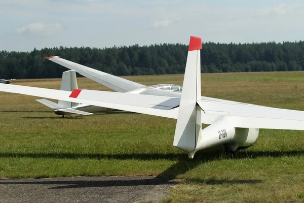 Glider Plan Står Gräs Flygplats Landningsbana Pociunu Flygplats Litauen — Stockfoto