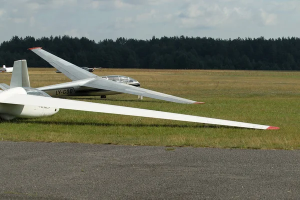 Glider Plane Standing Grass Airport Runway Pociunu Airport Lithuania — Stock Photo, Image