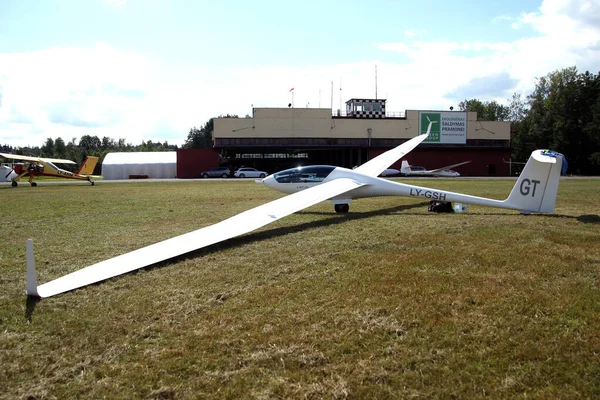 Glider Plan Står Gräs Flygplats Landningsbana Pociunu Flygplats Litauen — Stockfoto