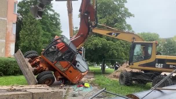 Kaunas Cambiando Gasdotto Escavatore Caduto Sotto Finestre Dei Residenti — Video Stock