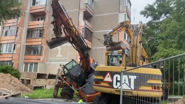 Kaunas Cambiando Gasdotto Escavatore Caduto Sotto Finestre Dei Residenti — Video Stock