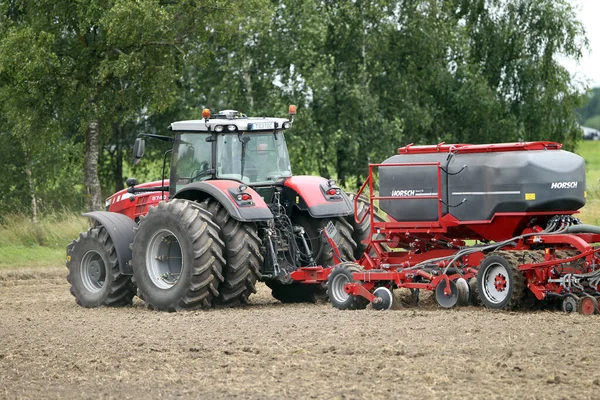 Agricultor Arando Campo Tractor Cultivo Campo Tractor Granja Rojo Con —  Fotos de Stock