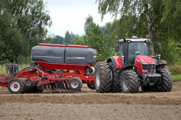 Landwirt Pflügt Das Feld Anbautraktor Feld Roter Ackerschlepper Mit Pflug — Stockfoto