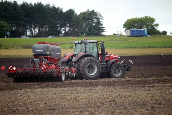 Agricultor Arar Campo Cultivando Trator Campo Trator Fazenda Vermelho Com — Fotografia de Stock