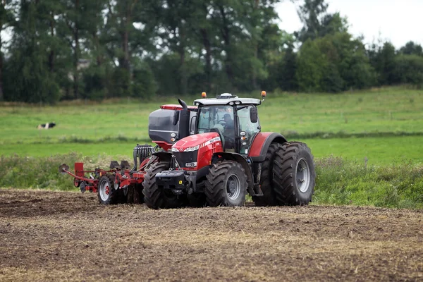 Landwirt Pflügt Das Feld Anbautraktor Feld Roter Ackerschlepper Mit Pflug — Stockfoto