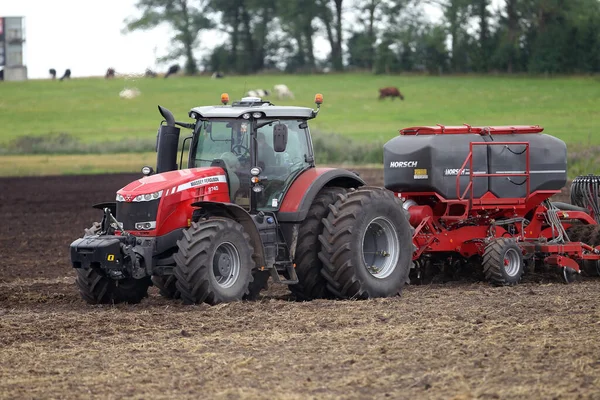 Agricultor Arando Campo Tractor Cultivo Campo Tractor Granja Rojo Con —  Fotos de Stock