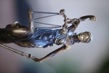 Hukukun ve adaletin sembolü. Hukuk ve adaleti kabul et. Adaletin terazisi, tokmak ve yuhalama