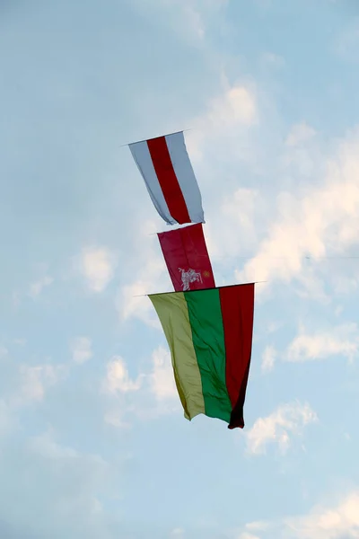 为了声援白俄罗斯人民 在风筝的帮助下 在考纳斯城堡和维提斯纪念碑旁边升起了白俄罗斯的国旗 历史旗帜以及立陶宛的历史国旗和国旗 — 图库照片