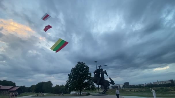 Знак Солидарности Народом Беларуси Рядом Каунасским Замком Монументом Витиса Помощью — стоковое видео
