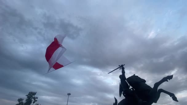为了声援白俄罗斯人民 在风筝的帮助下 在考纳斯城堡和维提斯纪念碑旁边升起了白俄罗斯的国旗 历史旗帜以及立陶宛的历史国旗和国旗 — 图库视频影像