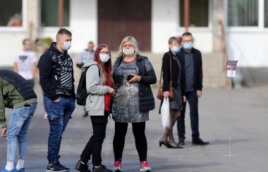 Maske takan öğrenciler ve öğretmenler okula döndüklerinde kendilerini koronavirüsten korurlar. Salgından sonra, öğrenciler yeni okul yılına hazırlanmak için okula geri dönüyorlar. Kedainiai Meslek Eğitim Merkezi. Litvanya