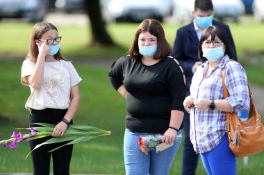 Maske takan öğrenciler ve öğretmenler okula döndüklerinde kendilerini koronavirüsten korurlar. Salgından sonra, öğrenciler yeni okul yılına hazırlanmak için okula geri dönüyorlar. Kedainiai Meslek Eğitim Merkezi. Litvanya