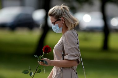 Maske takan öğrenciler ve öğretmenler okula döndüklerinde kendilerini koronavirüsten korurlar. Salgından sonra, öğrenciler yeni okul yılına hazırlanmak için okula geri dönüyorlar. Kedainiai Meslek Eğitim Merkezi. Litvanya